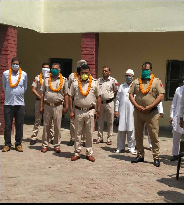 On the occasion of Labor Day, cleaning workers and policemen were honored by wearing flower garlands